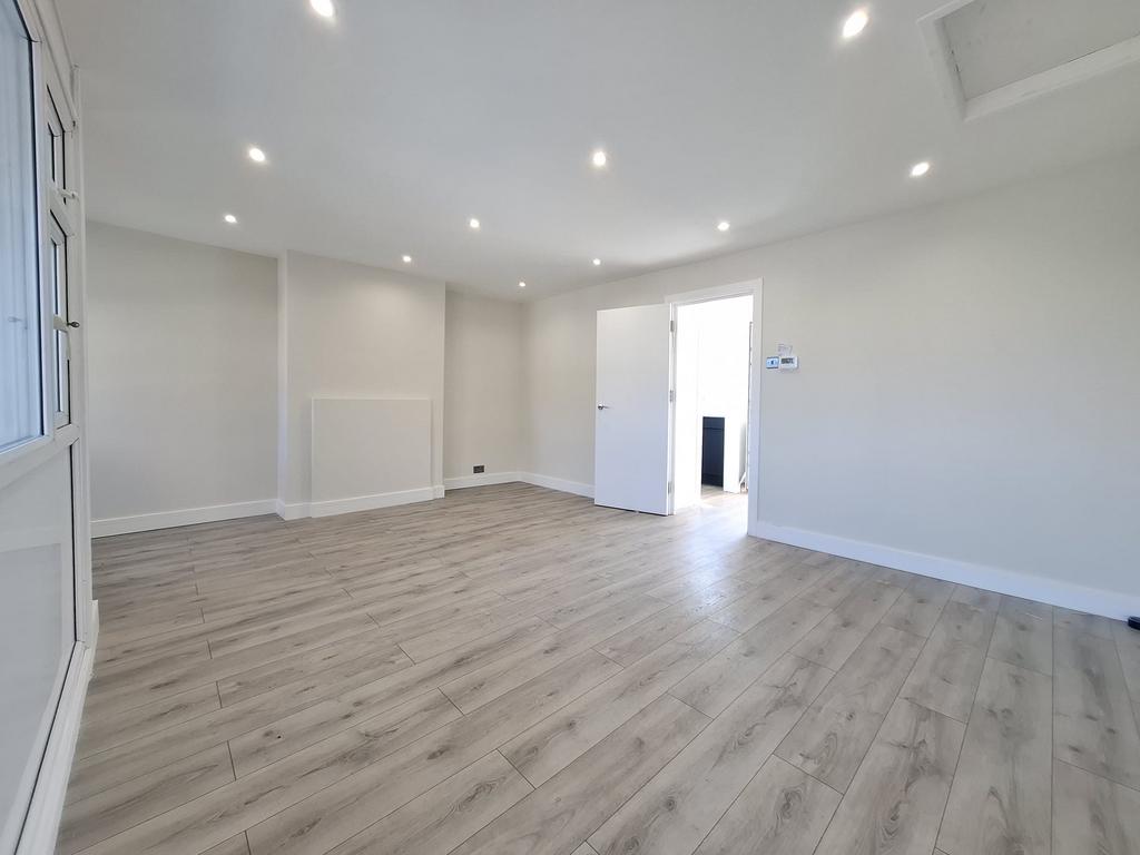 Apartment in Wembley - View 2