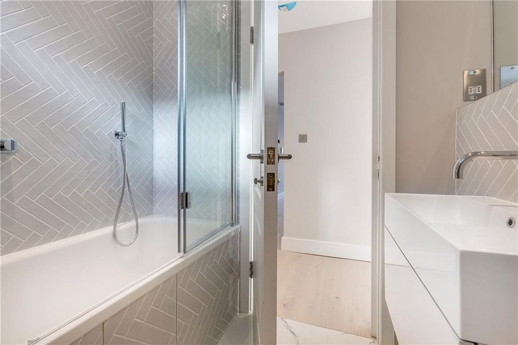 Apartment in London, Shepherd's Bush - View 3