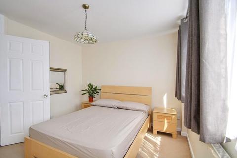 3 bedroom semi-detached house to rent, Summerhouse Lane, Harmondsworth, West Drayton UB7