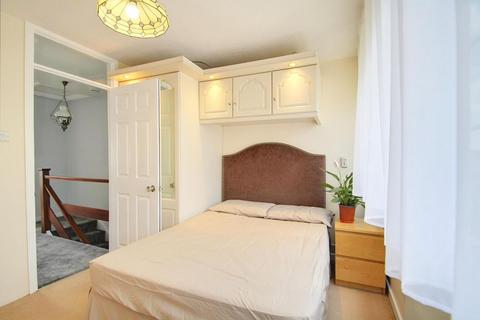3 bedroom semi-detached house to rent, Summerhouse Lane, Harmondsworth, West Drayton UB7