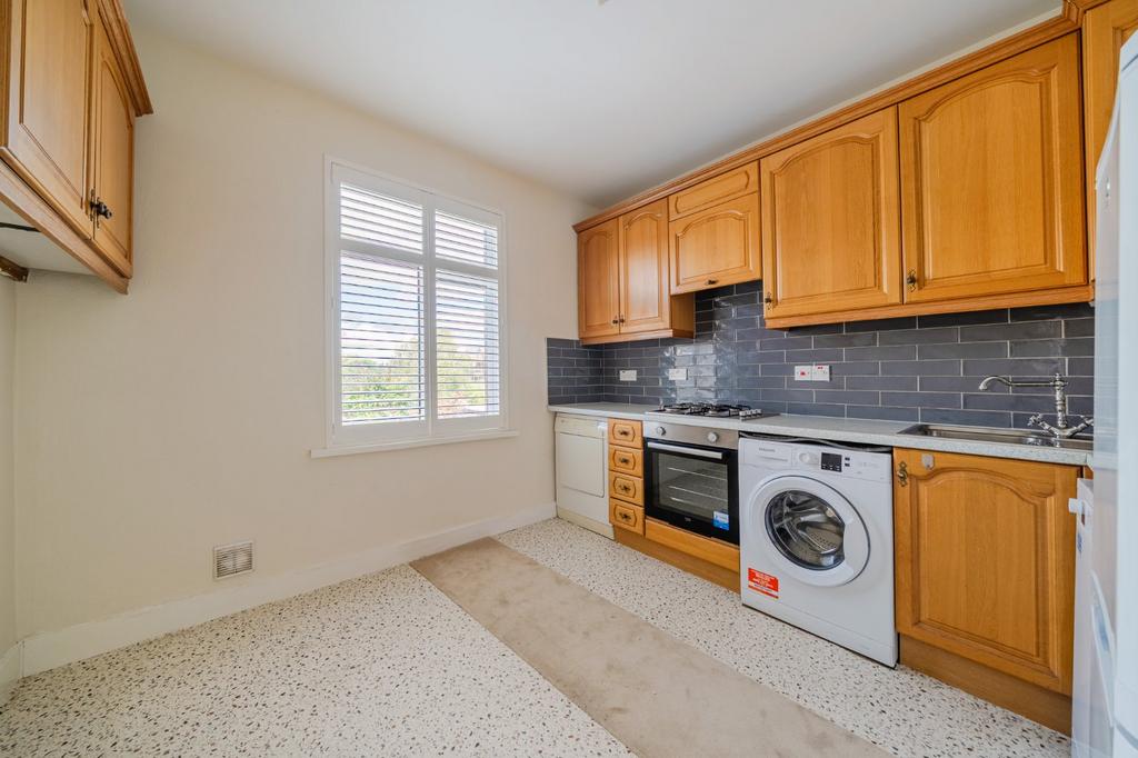 Apartment in Kingston upon Thames - View 2
