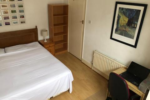 1 bedroom in a flat share to rent, Mersham Road, Thornton Heath CR7