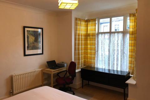 1 bedroom in a flat share to rent, Mersham Road, Thornton Heath CR7