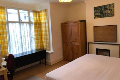 1 bedroom in a flat share to rent, Mersham Road, Thornton Heath CR7