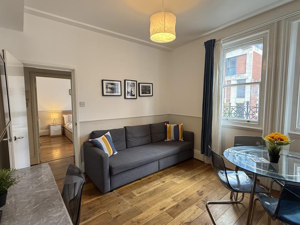 Apartment in London, Westminster - View 3