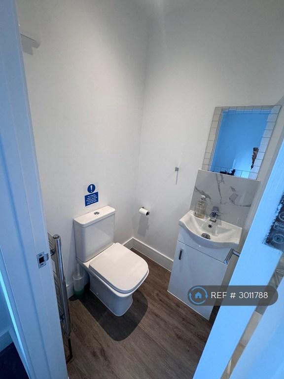 House in Bromley - More