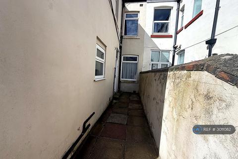 2 bedroom flat to rent, Warbreck Drive, Blackpool, FY2