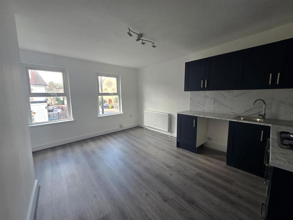 Apartment in Croydon - View 3