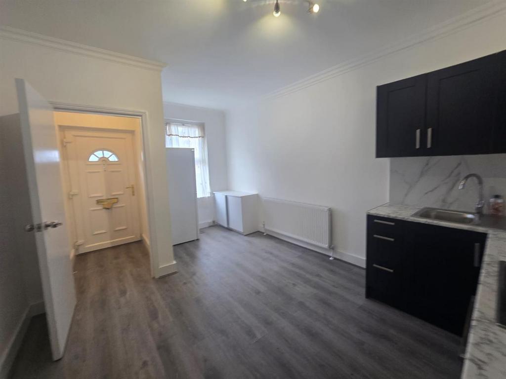Apartment in Croydon - View 4