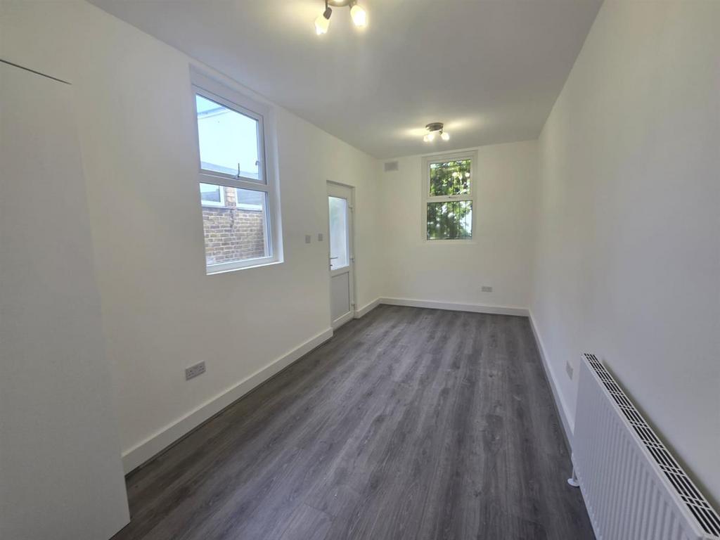 Apartment in Croydon - View 5