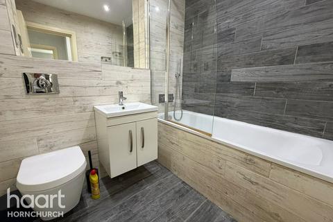 2 bedroom apartment to rent, Purbeck Road, HORNCHURCH