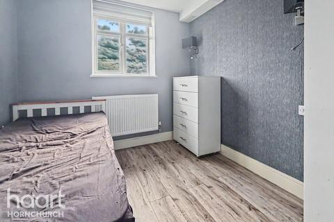 2 bedroom apartment to rent, Purbeck Road, HORNCHURCH