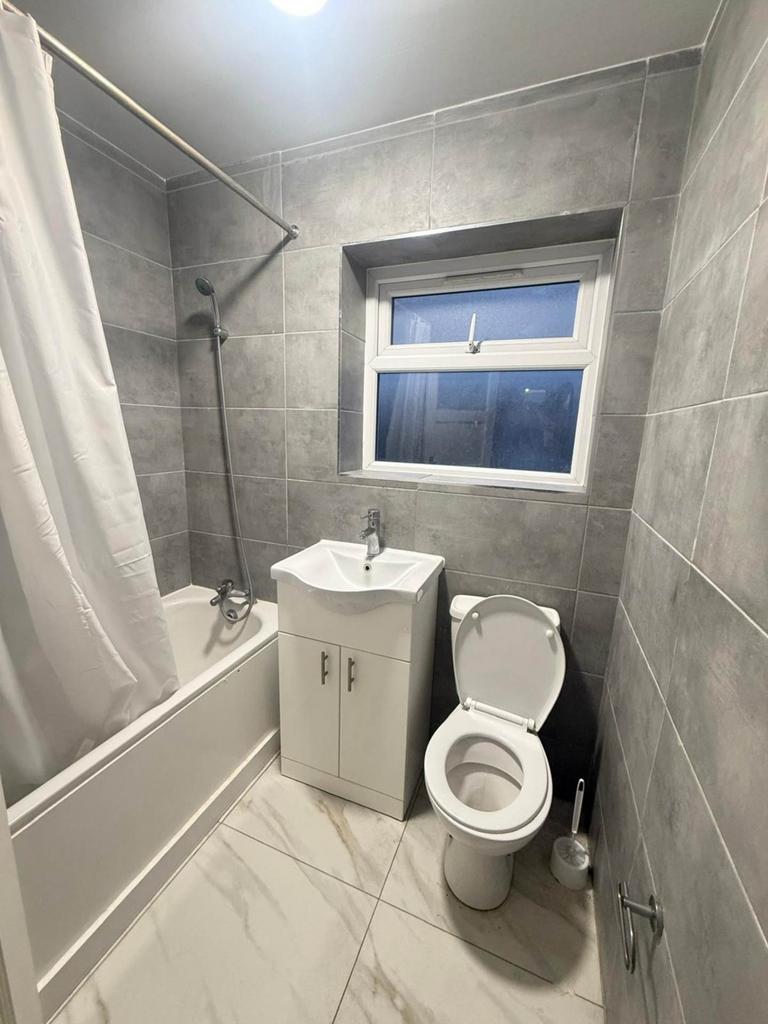 Apartment in Uxbridge - More