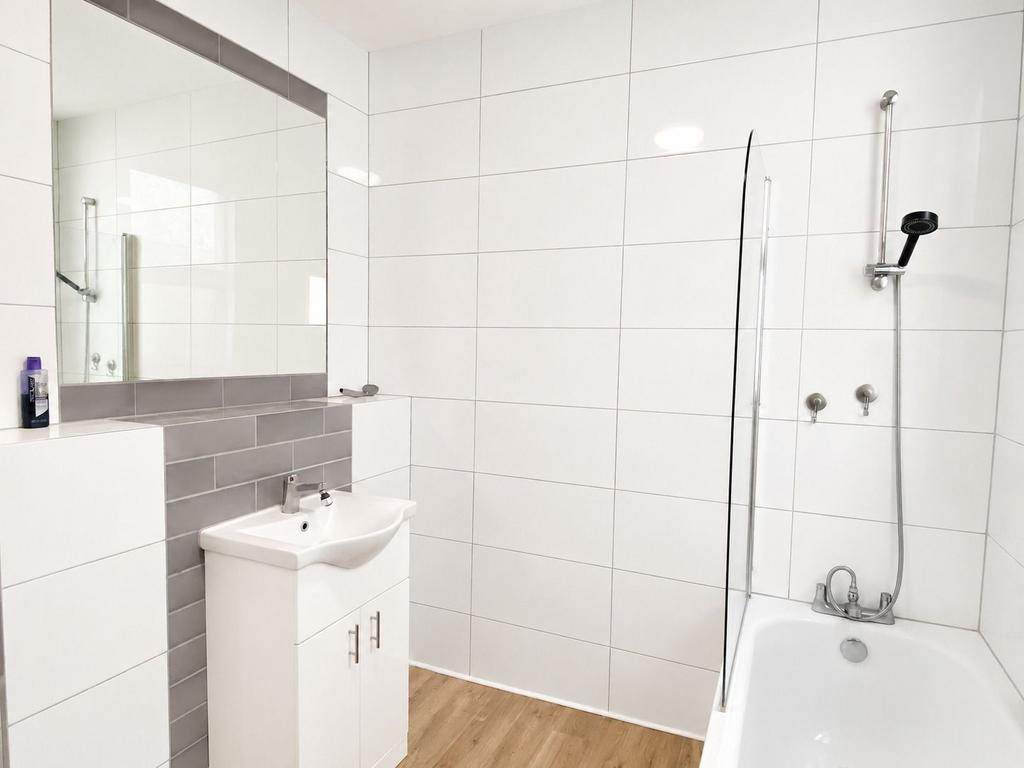 Apartment in Purley - More