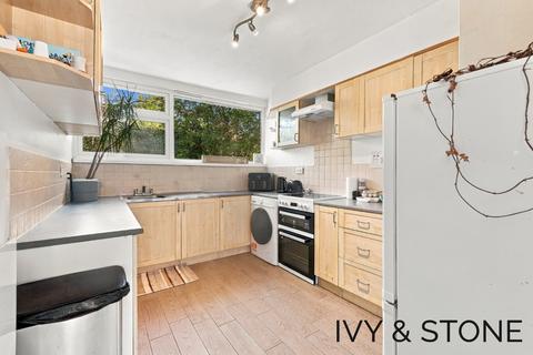 2 bedroom apartment for sale, Valley Court, Woodford Green, IG8