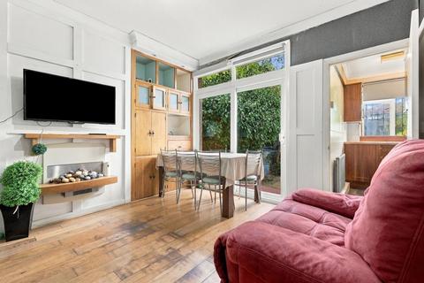 3 bedroom semi-detached house to rent, Ashley Avenue, Ilford IG6