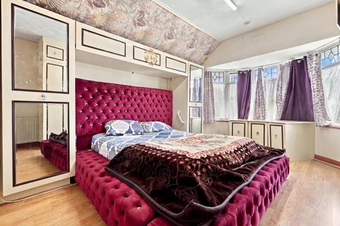 3 bedroom semi-detached house to rent, Ashley Avenue, Ilford IG6