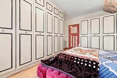 3 bedroom semi-detached house to rent, Ashley Avenue, Ilford IG6