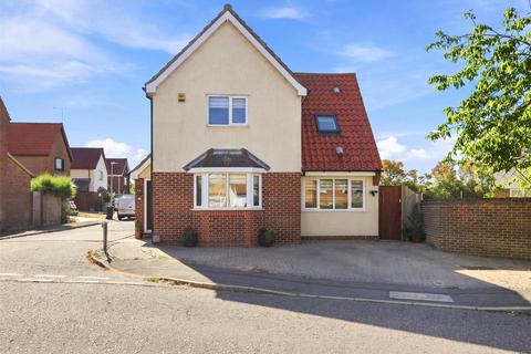 3 bedroom detached house for sale, Boyd Court, Wickford, Essex, SS12