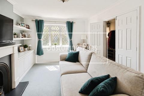 4 bedroom detached house to rent, Ellingham Road, Chessington, KT9
