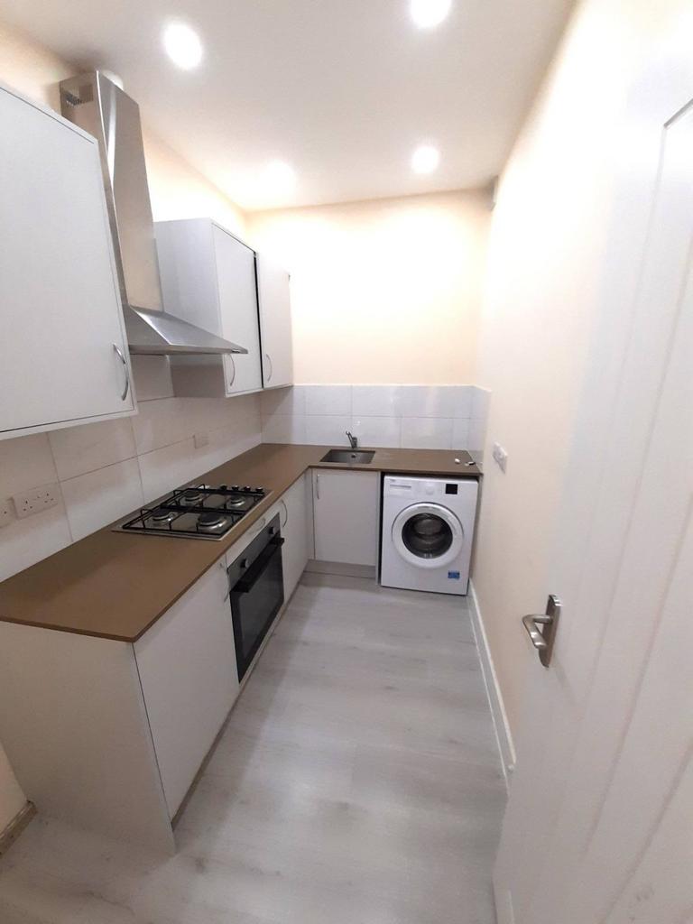 Apartment in SOUTHALL - View 2