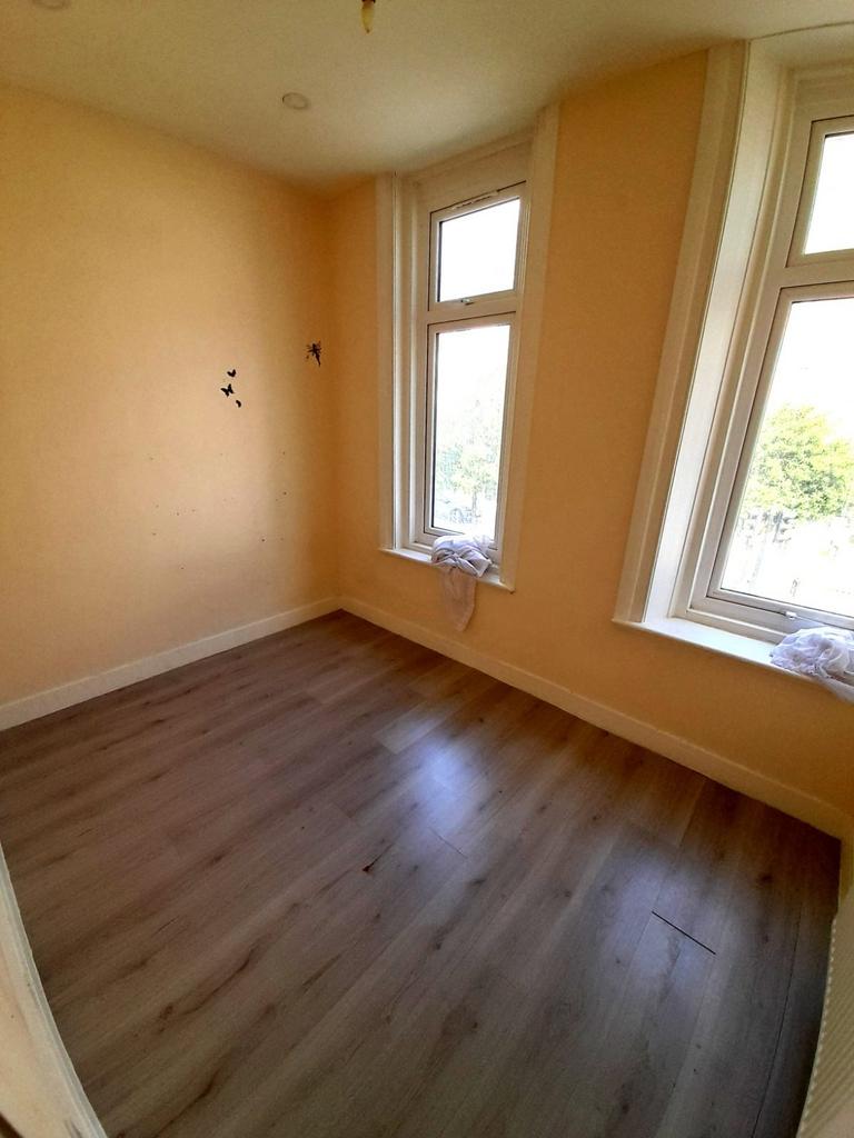 Apartment in SOUTHALL - View 4