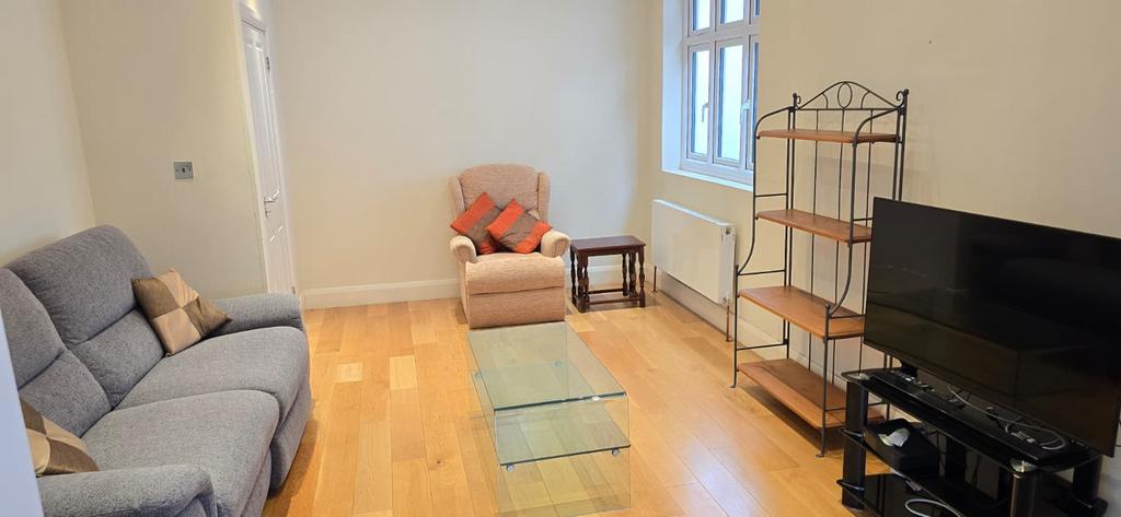 House in EDGWARE - View 2