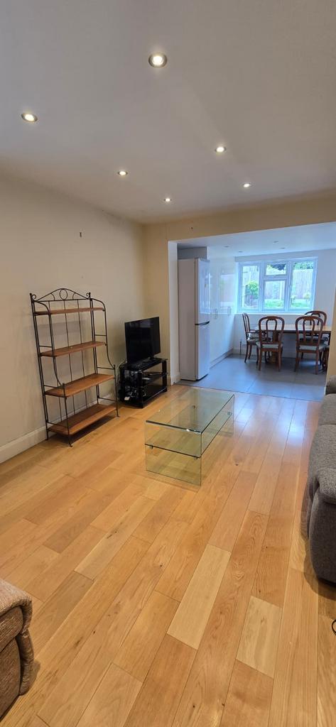 House in EDGWARE - View 3