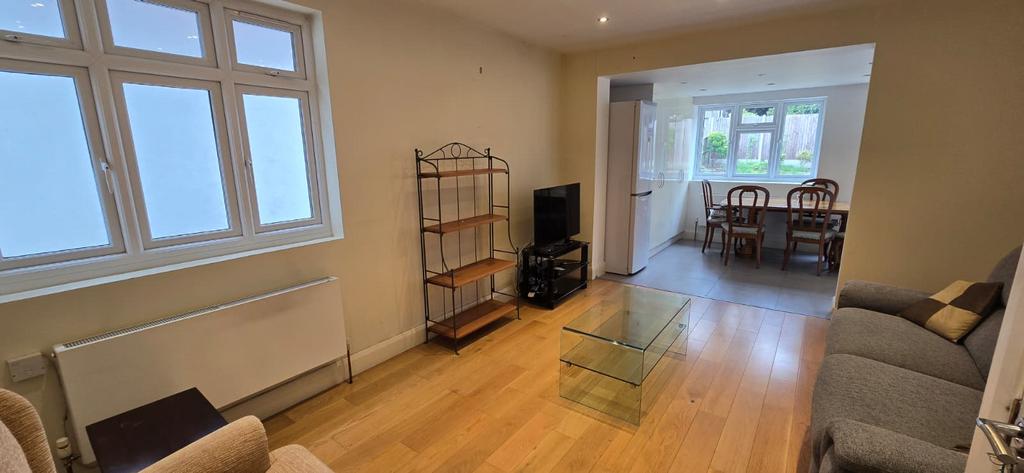 House in EDGWARE - View 5
