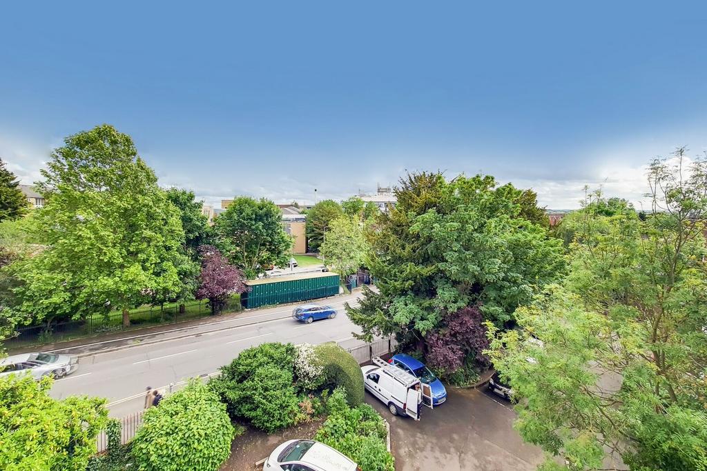 Apartment in Kingston upon Thames - View 2
