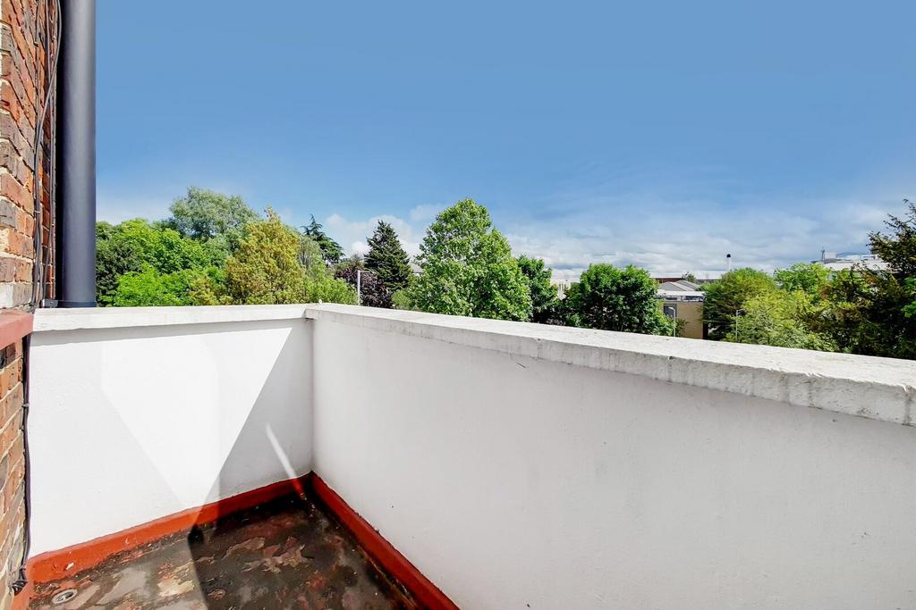 Apartment in Kingston upon Thames - View 4