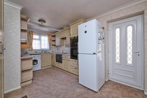 2 bedroom bungalow to rent, Dover Close, Rushden