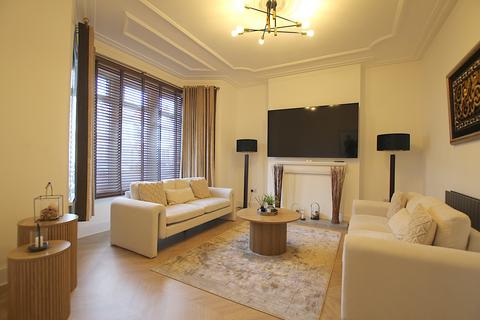 5 bedroom terraced house to rent, Hurstbourne Gardens, Barking IG11