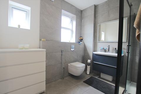5 bedroom terraced house to rent, Hurstbourne Gardens, Barking IG11