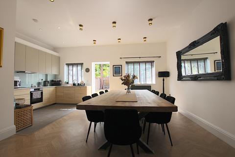5 bedroom terraced house to rent, Hurstbourne Gardens, Barking IG11