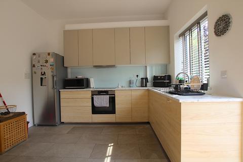 5 bedroom terraced house to rent, Hurstbourne Gardens, Barking IG11