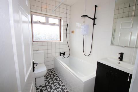2 bedroom semi-detached bungalow to rent, Icknield Way, Luton
