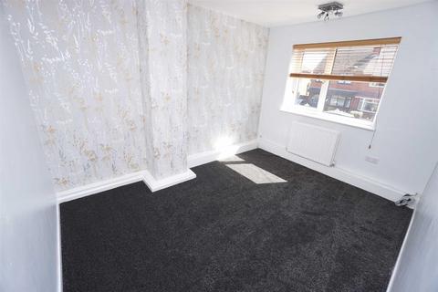 3 bedroom semi-detached house to rent, Cale Lane, Wigan WN2