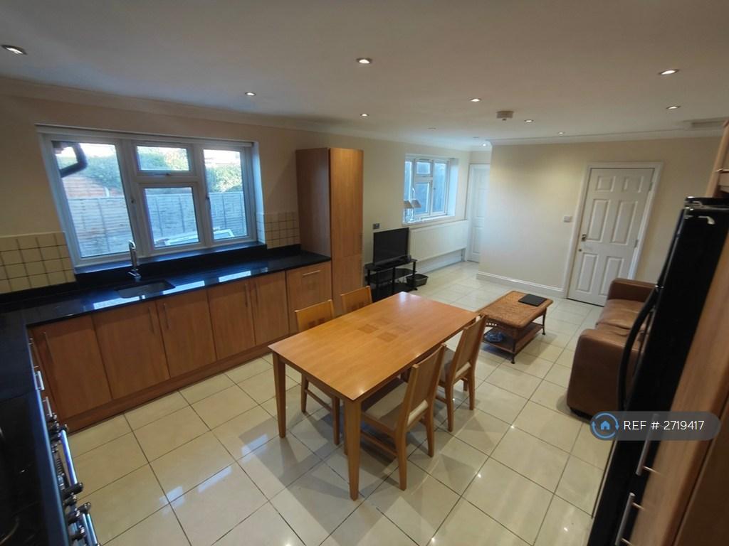 Apartment in Ilford - View 3