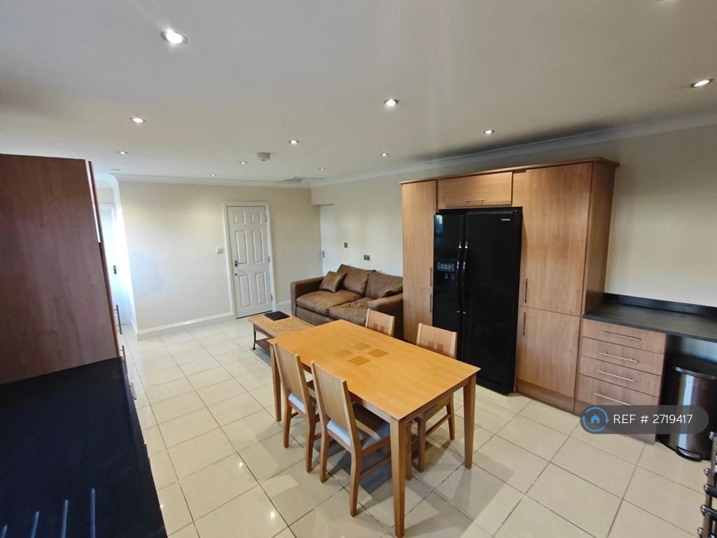 Apartment in Ilford - View 4