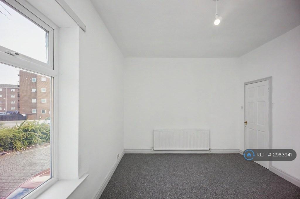 House in Salford - View 3