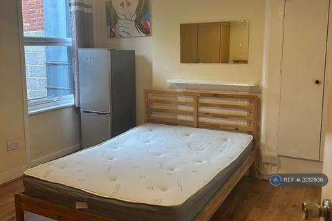 1 bedroom in a house share to rent, Green Lanes, London, N13