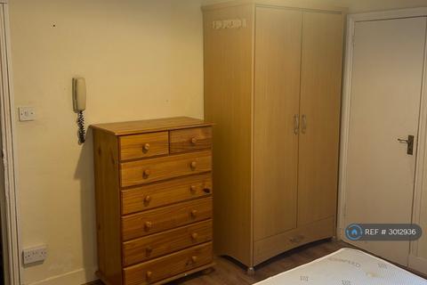 1 bedroom in a house share to rent, Green Lanes, London, N13