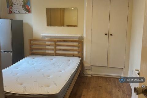 1 bedroom in a house share to rent, Green Lanes, London, N13