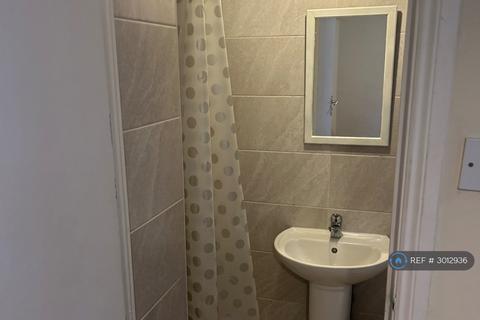 1 bedroom in a house share to rent, Green Lanes, London, N13