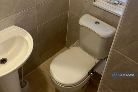 1 bedroom in a house share to rent, Green Lanes, London, N13
