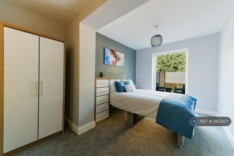 1 bedroom in a house share to rent, St Marys Cres, Stanwell, Staines-Upon-Thames, TW19