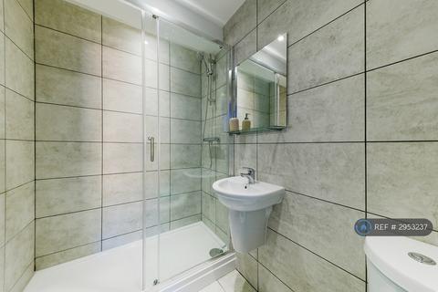 1 bedroom in a house share to rent, St Marys Cres, Stanwell, Staines-Upon-Thames, TW19
