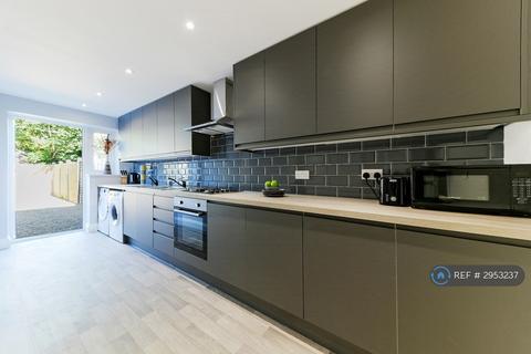 1 bedroom in a house share to rent, St Marys Cres, Stanwell, Staines-Upon-Thames, TW19