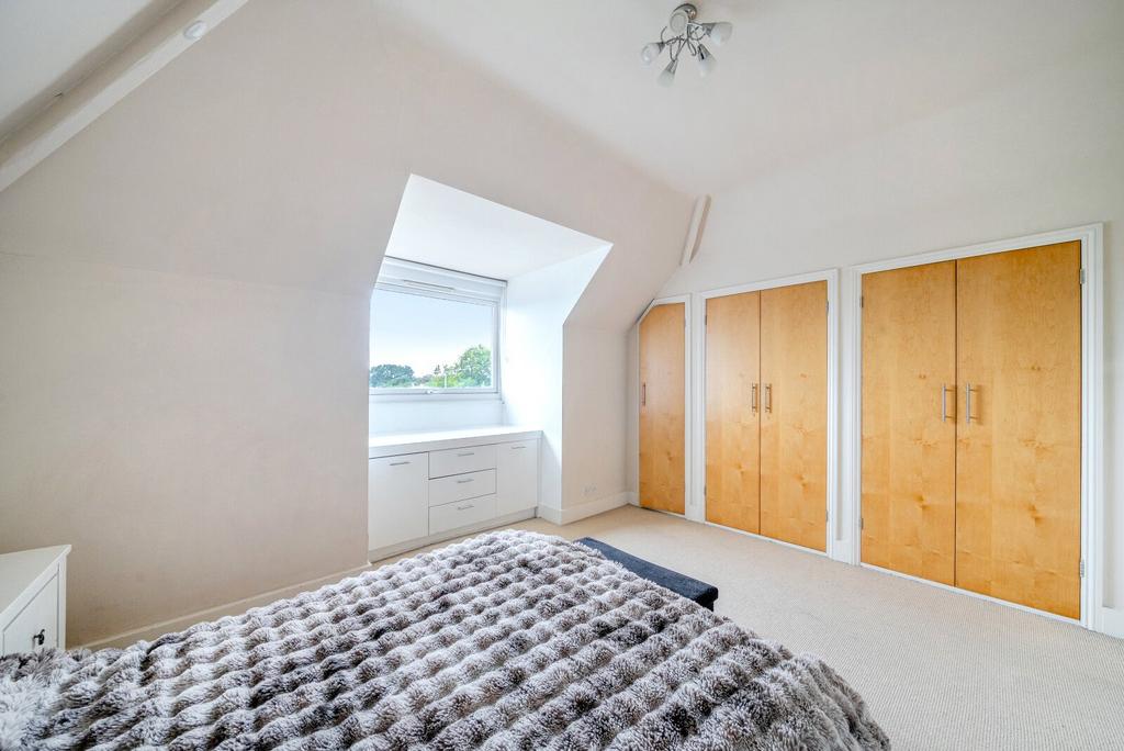 Apartment in Kingston upon Thames - View 3